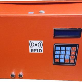 Prototipo de alarma casera en una caja roja que cuenta en la parte frontal con un teclado numérico, pantalla LCD, etiqueta RFID y sensores ultrasónicos en la parte inferior; y en la parte superior con un sensor de gas, un sensor de temperatura, un buzzer activo y un led rojo.