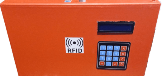 Prototipo de alarma casera en una caja roja que cuenta en la parte frontal con un teclado numérico, pantalla LCD, etiqueta RFID y sensores ultrasónicos en la parte inferior; y en la parte superior con un sensor de gas, un sensor de temperatura, un buzzer activo y un led rojo.