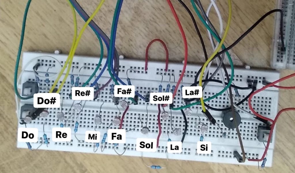 Placa protoboard con los LDRs conectados de forma que simulen 12 teclas de un piano y esta imagen tiene la funcion de mostrar como seria el montaje de las notas.