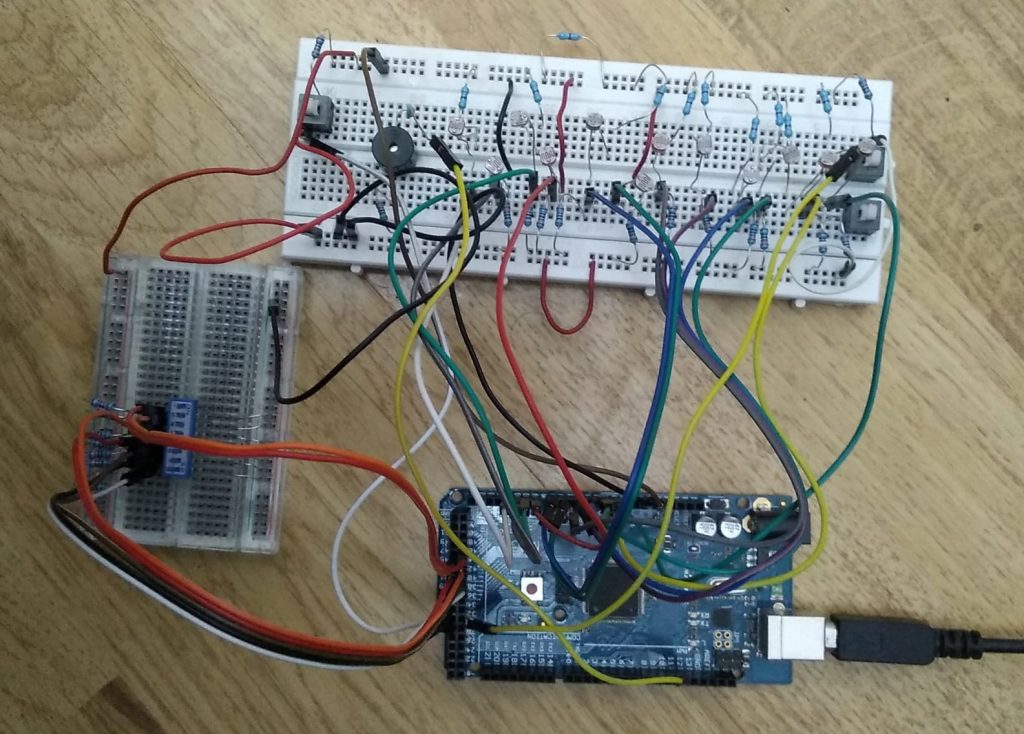 Piano completo, teniendo dos placas protoboard, una conlos LDRs, buzzer y interruptores, y otra con el micro-interruptor para octavas, ambas placas conectadas al Arduino MEGA